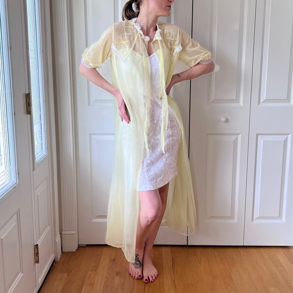 Vintage 1950’s Pale Yellow Robe with Embroidered Design & Lace Trim - Picture 2 of 11